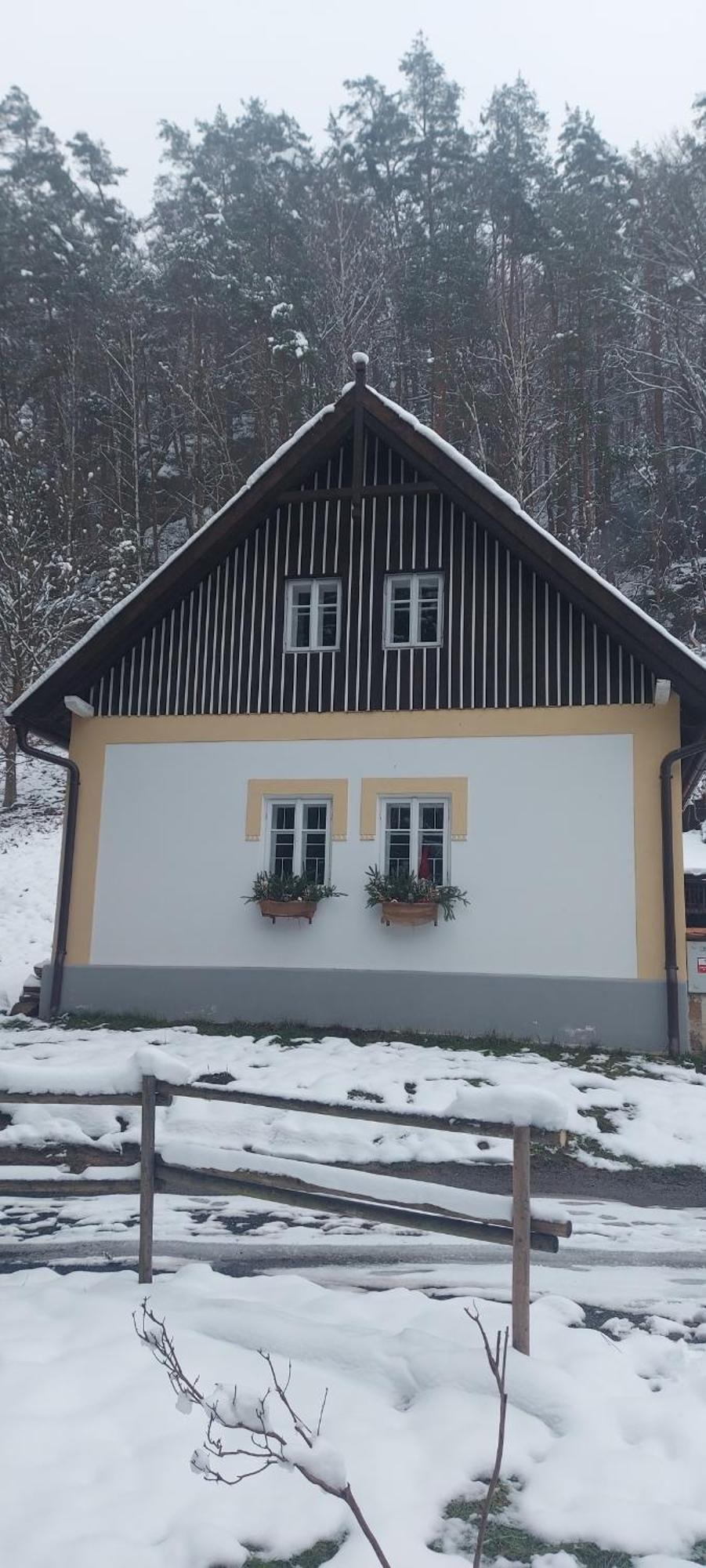 Hlucov Lesni Chalupa Kokorin ภายนอก รูปภาพ